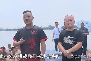 ?心情不佳！拉波尔塔与球迷合影后上车离开，全程表情严肃